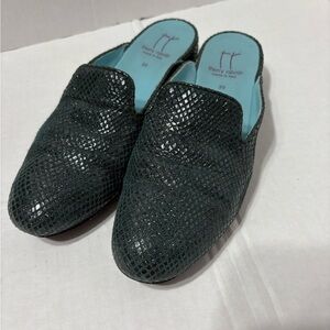 Thierry Rabotin Dark Green Textured Leather Slip On Loafers, Lightweight. EU 39
